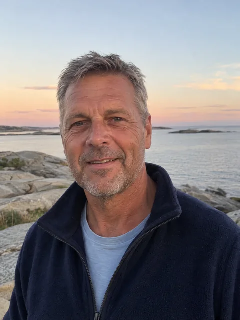 Ole Jonas Johansen Aas på svabergene på Tjøme en sommerkveld